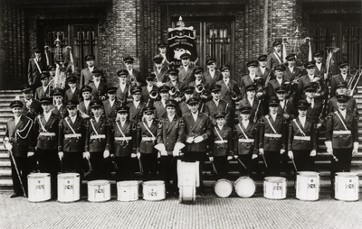 500661 Groepsportret van de Utrechtse Harmonie Vereniging Electra op de trap voor de ingang van het 3e ...